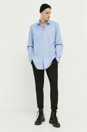 Bombažna srajca HUGO moška - modra. Srajca iz kolekcije HUGO. Model izdelan iz enobarvne tkanine. Ima klasičen