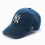 47brand kapa New York Yankees - modra. Kapa s šiltom vrste baseball iz kolekcije 47brand. Model izdelan iz enobarvne tkanine z vstavki.