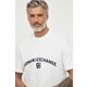 Bombažna kratka majica Armani Exchange moški, bela barva - bela. Lahkotna kratka majica iz kolekcije Armani Exchange, izdelana iz pletenine, prijetne na otip. Model iz izjemno udobne bombažne tkanine.