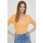 Kratka majica Dkny oranžna barva - oranžna. Lahkotna kratka majica iz kolekcije Dkny, izdelana iz tanke, elastične pletenine. Model iz izjemno udobne tkanine z visoko vsebnostjo bombaža.