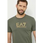 Bombažna kratka majica EA7 Emporio Armani moški, zelena barva - zelena. Kratka majica iz kolekcije EA7 Emporio Armani, izdelana iz tanke, elastične pletenine. Model iz izjemno udobne bombažne tkanine, ki je zračna.