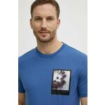 Bombažna kratka majica Calvin Klein moška, K10K112492 - modra. Lahkotna kratka majica iz kolekcije Calvin Klein, izdelana iz pletenine, prijetne na otip. Model iz visokokakovostnega in trajnostnega materiala.