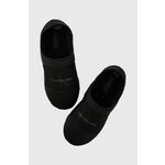 Copati Calvin Klein Jeans HOME SLIPPER MONO črna barva, YM0YM00840 - črna. Copati iz kolekcije Calvin Klein Jeans, izdelani iz kombinacije tekstilnega in sintetičnega materiala. Model s tekstilnim vložkom, ki je udoben za stopalo in omogoča...