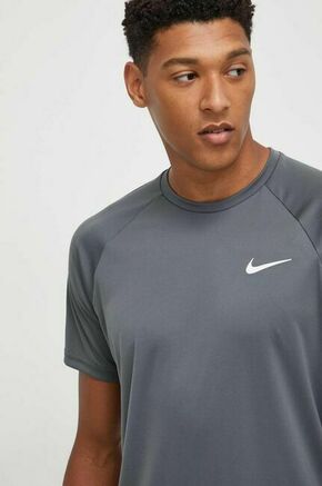 Kratka majica za vadbo Nike siva barva - siva. Kratka majica za vadbo iz kolekcije Nike. Model izdelan iz materiala