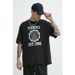 Bombažna kratka majica Tommy Jeans moška, črna barva, DM0DM18560 - črna. Kratka majica iz kolekcije Tommy Jeans, izdelana iz pletenine s potiskom. Model iz izjemno udobne bombažne tkanine.