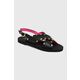 Usnjeni sandali Love Moschino ženski, črna barva, JA16402G0IIA0000 - črna. Sandali iz kolekcije Love Moschino. Model je izdelan iz naravnega usnja. Model z mehkim, oblikovanim vložkom zagotavlja udobje.