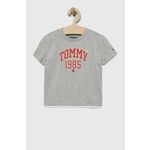 Otroška bombažna kratka majica Tommy Hilfiger siva barva - siva. Lahkotna kratka majica iz kolekcije Tommy Hilfiger. Model izdelan iz tanke, elastične pletenine. Izjemno udoben material.