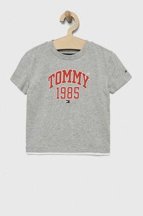 Otroška bombažna kratka majica Tommy Hilfiger siva barva - siva. Lahkotna kratka majica iz kolekcije Tommy Hilfiger. Model izdelan iz tanke
