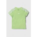 Otroška kratka majica adidas zelena barva - zelena. Otroške lahkotna kratka majica iz kolekcije adidas. Model izdelan iz lahke tkanine, prijetne na otip. Model iz izjemno udobne, zračne tkanine.
