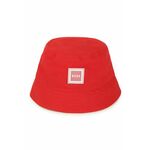 Otroški klobuk BOSS - rdeča. Otroški klobuk iz kolekcije BOSS. Model z ozkim robom, izdelan iz materiala z nalepko.