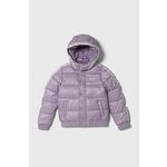 Otroška jakna Guess vijolična barva - vijolična. Jakna iz kolekcije Guess. Podložen model, izdelan iz gladkega materiala. Model z dvignjenim ovratnikom zagotavlja dodatno zaščito pred mrazom.