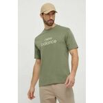 Bombažna kratka majica New Balance moški, zelena barva - zelena. Kratka majica iz kolekcije New Balance, izdelana iz pletenine s potiskom. Model iz izjemno udobne bombažne tkanine.