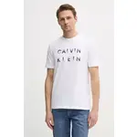 Bombažna kratka majica Calvin Klein - bela. Kratka majica iz kolekcije Calvin Klein, izdelana iz pletenine s potiskom. Model iz izjemno udobne bombažne tkanine.