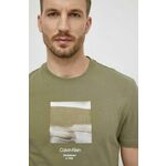 Bombažna kratka majica Calvin Klein moški, zelena barva - zelena. Kratka majica iz kolekcije Calvin Klein, izdelana iz pletenine s potiskom. Model iz izjemno udobne bombažne tkanine.