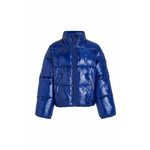 Otroška jakna Tommy Hilfiger - modra. Otroški jakna iz kolekcije Tommy Hilfiger. Podložen model, izdelan iz gladke tkanine. Model z dvignjenim ovratnikom zagotavlja dodatno zaščito pred mrazom.