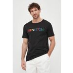 Bombažna kratka majica United Colors of Benetton črna barva - črna. Kratka majica iz kolekcije United Colors of Benetton. Model izdelan iz pletenine s potiskom. Lahek in udoben model, idealen za vsakodnevno nošenje.