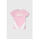 Otroška bombažna kratka majica Guess roza barva - roza. Otroške kratka majica iz kolekcije Guess. Model izdelan iz visokokakovostne pletenine, ki je bila izdelana na trajnostni način. Model iz tkanine, ki je izjemno prijetna na otip.
