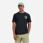 Bombažna kratka majica New Balance črna barva - črna. Kratka majica iz kolekcije New Balance, izdelana iz tanke, rahlo elastične pletenine. Model iz izjemno udobne bombažne tkanine.
