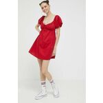Obleka Hollister Co. rdeča barva - rdeča. Obleka iz kolekcije Hollister Co. Nabran model, izdelan iz enobarvne tkanine. Zračen, tanek material.