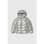 Otroška jakna Guess srebrna barva - srebrna. Otroški jakna iz kolekcije Guess. Podložen model, izdelan iz prešitega materiala. Model z dvignjenim ovratnikom zagotavlja dodatno zaščito pred mrazom.