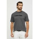 Bombažna kratka majica Calvin Klein moški, siva barva - siva. Kratka majica iz kolekcije Calvin Klein, izdelana iz pletenine z nalepko. Model iz izjemno udobne bombažne tkanine.