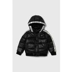 Otroška jakna Guess črna barva - črna. Otroški jakna iz kolekcije Guess. Podložen model, izdelan iz gladkega materiala. Model z dvignjenim ovratnikom zagotavlja dodatno zaščito pred mrazom.