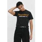Kratka majica Superdry moški, črna barva - črna. Lahkotna kratka majica iz kolekcije Superdry, izdelana iz izjemno udobne pletenine. Model iz mehke in na otip prijetne tkanine.