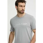 Majica lounge Calvin Klein Underwear siva barva, 000NM2264E - siva. Kratka majica iz kolekcije Calvin Klein Underwear, izdelana iz pletenine s potiskom. Model iz izjemno udobne tkanine z visoko vsebnostjo bombaža.