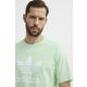 Bombažna kratka majica adidas Originals moška, zelena barva, IR7979 - zelena. Lahkotna kratka majica iz kolekcije adidas Originals, izdelana iz pletenine, prijetne na otip. Model iz izjemno udobne bombažne tkanine.
