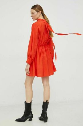 Obleka Samsoe Samsoe oranžna barva - oranžna. Obleka iz kolekcije Samsoe Samsoe. Teliran model izdelan iz enobarvne tkanine. Lahek in udoben model