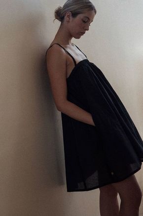 MUUV. obleka Nzuri - črna. Obleka iz kolekcije MUUV. Nabran model