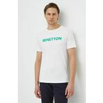 Bombažna kratka majica United Colors of Benetton moški, bela barva - bela. Kratka majica iz kolekcije United Colors of Benetton, izdelana iz tanke, elastične pletenine. Model iz izjemno udobne bombažne tkanine, ki je zračna.