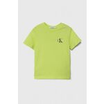 Otroška bombažna kratka majica Calvin Klein Jeans zelena barva - zelena. Otroške lahkotna kratka majica iz kolekcije Calvin Klein Jeans, izdelana iz visokokakovostne pletenine, ki je bila izdelana na trajnostni način. Model iz izjemno udobne...