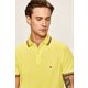 Tommy Hilfiger polo - rumena. Polo iz kolekcije Tommy Hilfiger. Model izdelan iz enobarvne pletenine.