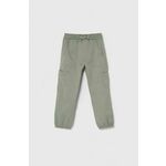 Otroške hlače Abercrombie &amp; Fitch zelena barva - zelena. Otroški hlače iz kolekcije Abercrombie &amp; Fitch. Model izdelan iz enobarvne tkanine. Zaradi vsebnosti poliestra je tkanina bolj odporna na gubanje.