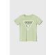 Otroška bombažna kratka majica Guess - zelena. Otroške lahkotna kratka majica iz kolekcije Guess, izdelana iz pletenine, prijetne na otip. Model iz visokokakovostnega in trajnostnega materiala.
