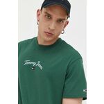Bombažna kratka majica Tommy Jeans zelena barva - zelena. Kratka majica iz kolekcije Tommy Jeans, izdelana iz pletenine z nalepko. Model iz zračne bombažne tkanine.