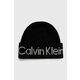 Kapa s primesjo volne Calvin Klein črna barva - črna. Kapa iz kolekcije Calvin Klein. Model izdelan iz pletenine z nalepko. Izjemno udoben material z visoko vsebnostjo viskoze.