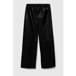 Otroške hlače Guess črna barva - črna. Otroški hlače iz kolekcije Guess. Model izdelan iz imitacija usnja. Material z optimalno elastičnostjo zagotavlja popolno svobodo gibanja.