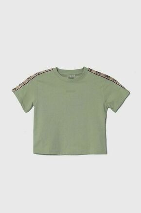 Otroška bombažna kratka majica Guess zelena barva - zelena. Otroške lahkotna kratka majica iz kolekcije Guess. Model izdelan iz udobne pletenine. Model iz visokokakovostnega in trajnostnega materiala.