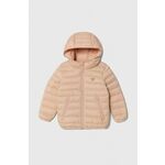 Otroška jakna Guess roza barva - roza. Otroški jakna iz kolekcije Guess. Delno podložen model, izdelan iz gladke tkanine. Prešiti model s sintetično izolacijo za dodatno udobje pri nižjih temperaturah.