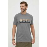 Bombažna kratka majica BOSS siva barva - siva. Kratka majica iz kolekcije BOSS, izdelana iz pletenine s potiskom. Model iz izjemno udobne bombažne tkanine.