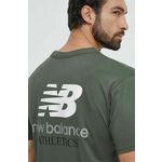 Bombažna kratka majica New Balance moški, zelena barva - zelena. Ohlapna kratka majica iz kolekcije New Balance, izdelana iz tanke, elastične pletenine. Model iz izjemno udobne bombažne tkanine.