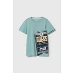 Otroška bombažna kratka majica Guess - modra. Otroške kratka majica iz kolekcije Guess, izdelana iz pletenine s potiskom. Model iz zračne bombažne tkanine.