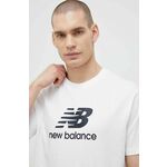 Bombažna kratka majica New Balance bela barva - bela. Kratka majica iz kolekcije New Balance. Model izdelan iz pletenine s potiskom. Izjemno udoben material, izdelan iz naravnih vlaken.