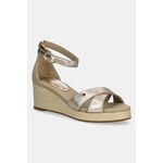 Sandali Tommy Hilfiger FLAG METALLIC MID WEDGE ESPAD - zlata. Sandali iz kolekcije Tommy Hilfiger. Model izdelan iz kombinacije naravnega usnja in tekstilnega materiala. Model z gumijastim podplatom, ki je trpežen in odporen na poškodbe.