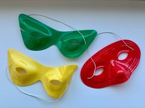 Pustne maske različnih barv in oblik