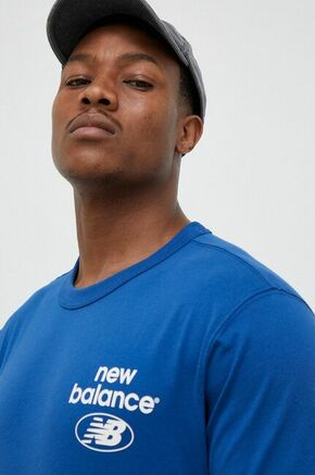 Bombažna kratka majica New Balance - modra. Kratka majica iz kolekcije New Balance. Model izdelan iz pletenine s potiskom. Tanek