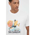 Bombažna kratka majica New Balance bela barva - bela. Ohlapna kratka majica iz kolekcije New Balance, izdelana iz tanke, elastične pletenine. Model iz izjemno udobne in zračne tkanine je idealen za toplejše letne čase.