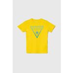 Otroška kratka majica Guess rumena barva - rumena. Otroške kratka majica iz kolekcije Guess, izdelana iz tanke, elastične pletenine. Model iz zračne tkanine z visoko vsebnostjo bombaža.